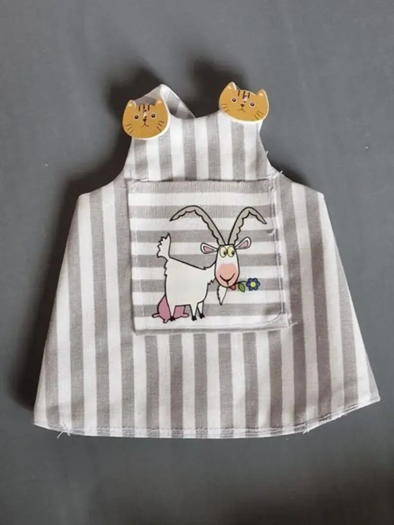 Ropa para mu&ntilde;eca de tela artesana Maryxeniss: vestido de manga corta a rayas con dibujo de cabrita.