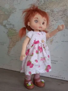 Mu&ntilde;eca de tela articulada soft hecha a mano.