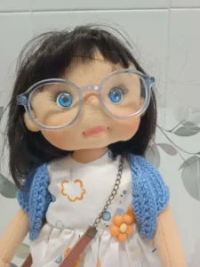 Plano medio mu&ntilde;eca de tela hecha a mano pelo negro gafas rebeca ganchillo azul