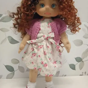 Mu&ntilde;eca de tela articulada de cuerpo entero, hecha a mano con pelo moreno y ojos azules.