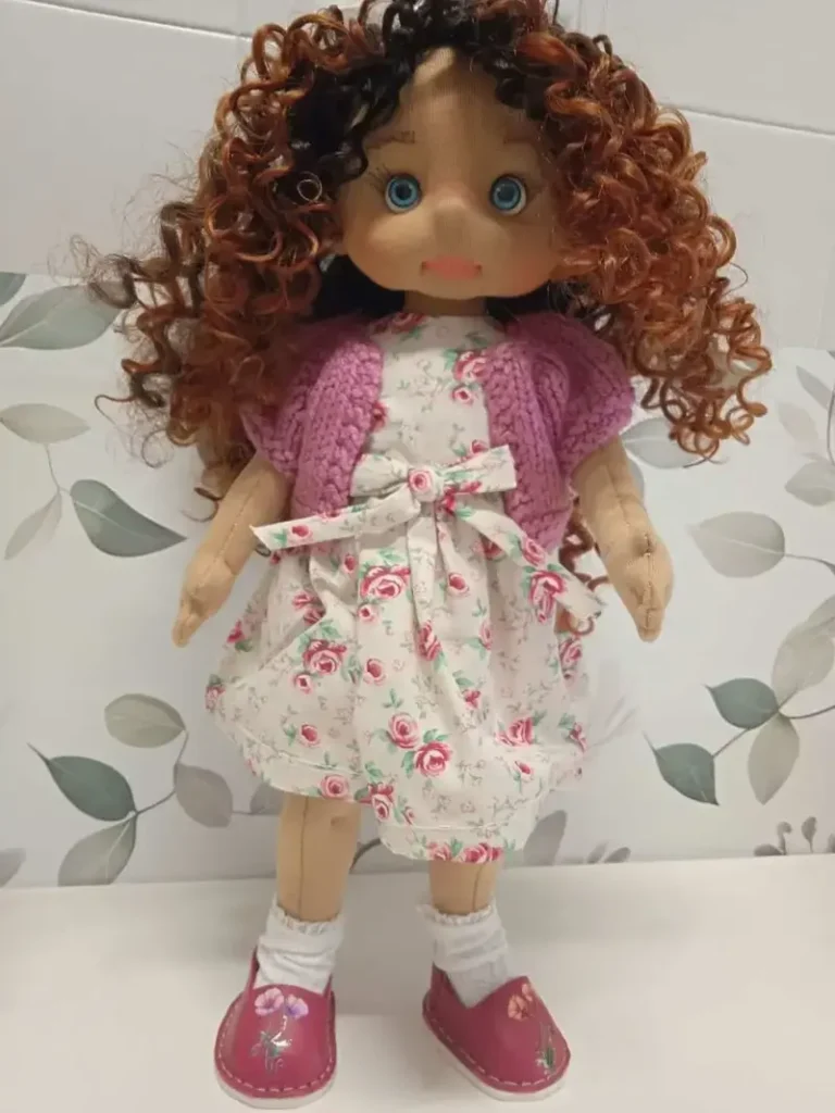 Mu&ntilde;eca de tela articulada de cuerpo entero, hecha a mano con pelo moreno y ojos azules.