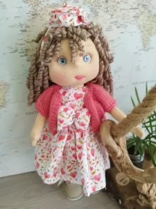 Mu&ntilde;eca de trapo pelo de lana rizado de estilo artesanal