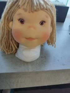 Parte de elaboraci&oacute;n de mu&ntilde;eca waldorf articulada de tela (cabeza)