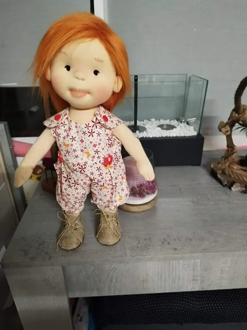 Muñeca Waldorf artesanal de tela y hecha a mano de 43 cm, con peto estampado y pelo corto naranja.