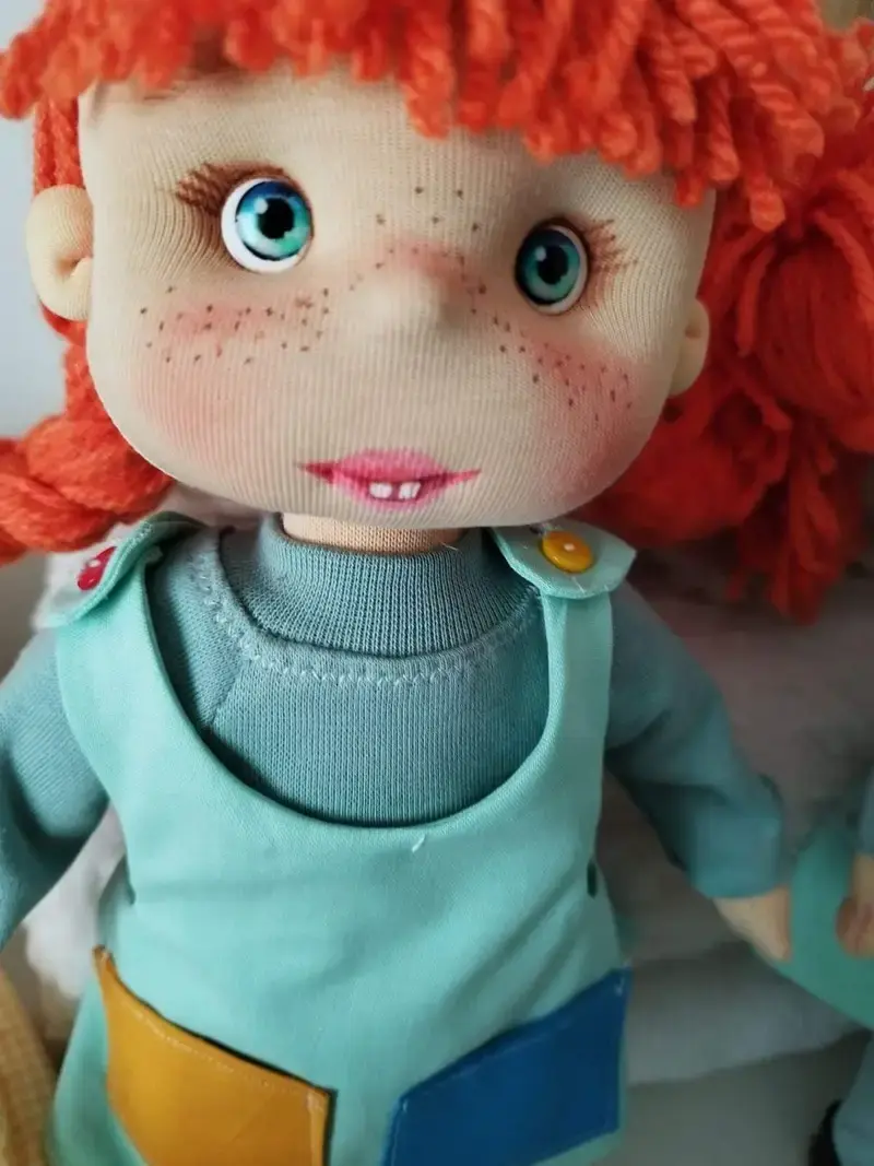 Mu&ntilde;ecas de tela artesanas de Maryxeniss: primer plano de mu&ntilde;eca de Pippi Calzaslargas hecha a mano.