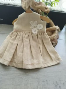 Vestido lino para mu&ntilde;ecas artesanal color beige claro