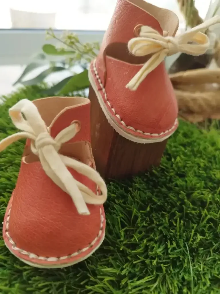 Zapatos de cordones artesanales confeccionados a mano para accesorios de mu&ntilde;ecas de tela.