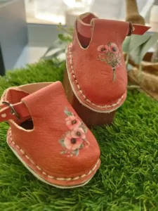 Zapatos para muñecas de piel de 8 cm color granate con decoración floral