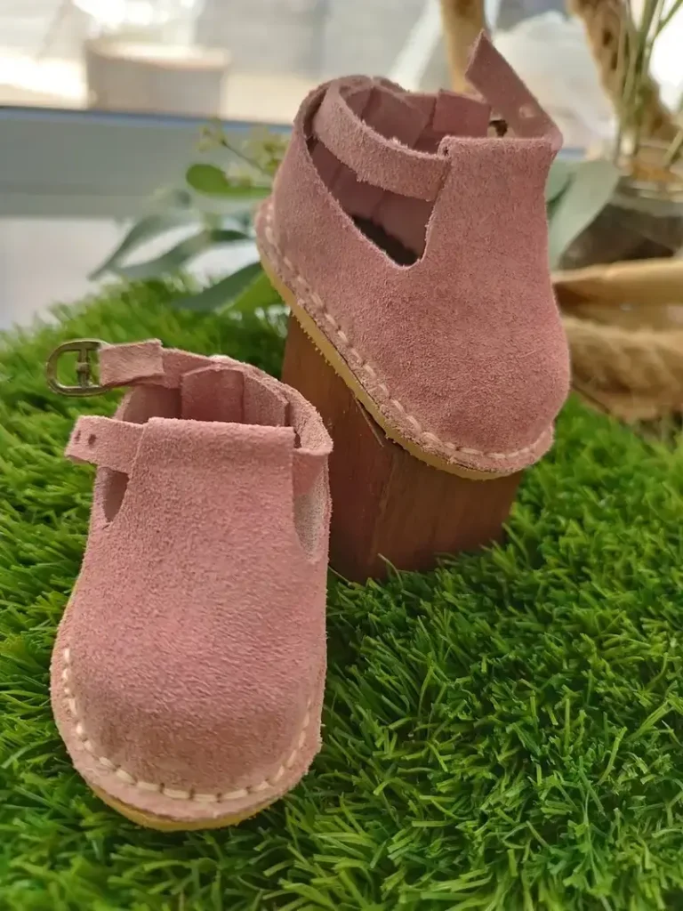 Zapatos de piel vuelta con hebilla de 8 cm confeccionados a mano para mu&ntilde;ecas de tela.