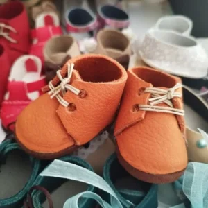 Zapatos artesanales de piel naranja con cordones para mu&ntilde;eca