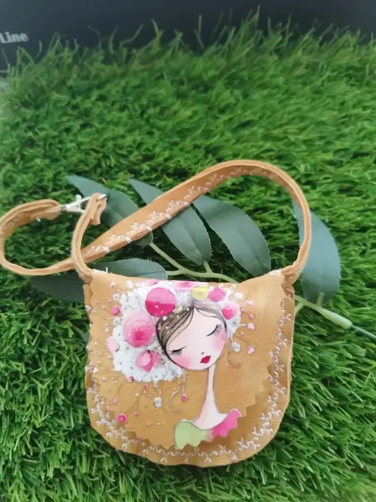 Bolso bandolera de piel aut&eacute;ntica en color ocre con correa cruzada ajustable.