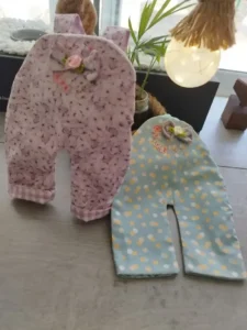 Conjunto de dos petos para mu&ntilde;ecas de tela