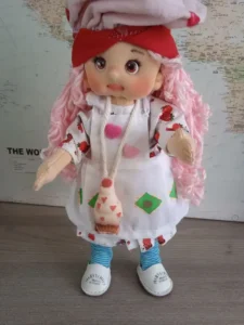 Mu&ntilde;eca de trapo articulada inspirada en Tarta de Fresa de 1979.