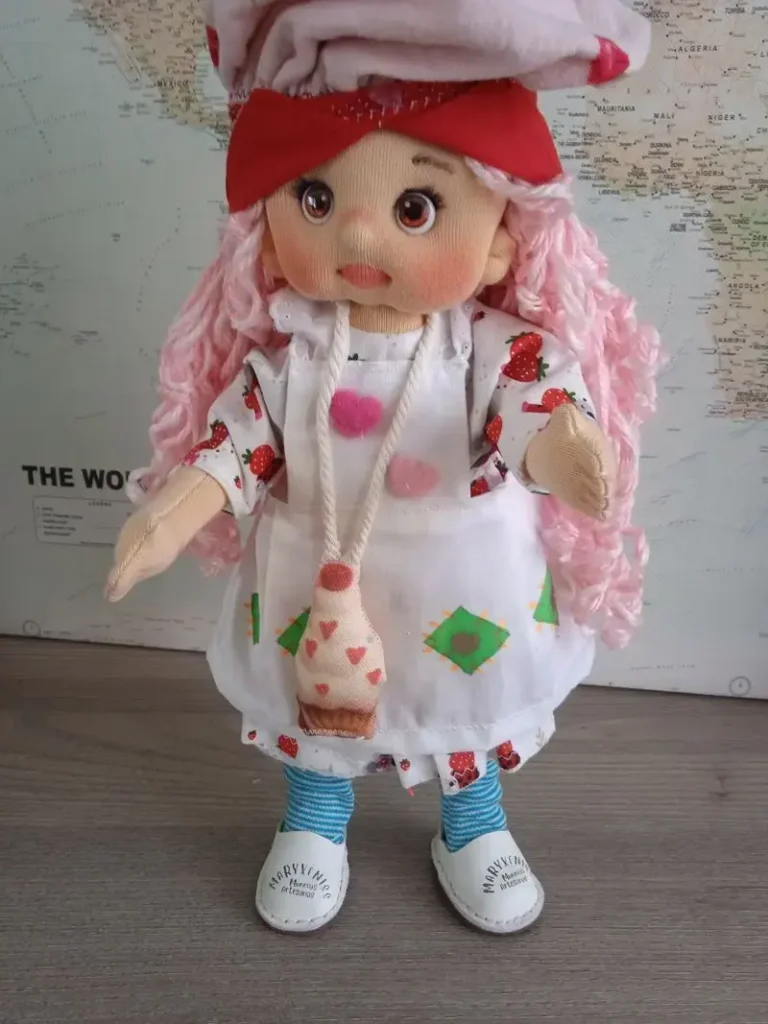 Mu&ntilde;eca de trapo articulada artesanal inspirada en el dise&ntilde;o cl&aacute;sico de Tarta de Fresa de 1979.