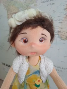 Detalle del pelo corto casta&ntilde;o de mu&ntilde;eca de tela articulada 37 cm