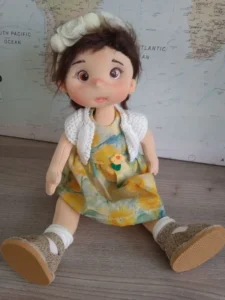 Primer plano de los zapatos mu&ntilde;eca de tela articulada 37 cm