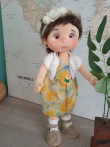 Mu&ntilde;eca de tela articulada de 37 cm con vestido vaporoso y zapatos merceditas.