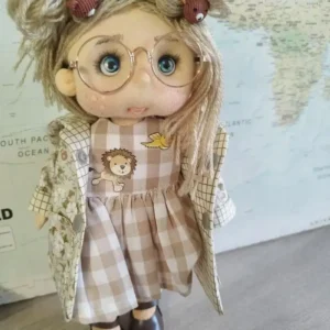 Mu&ntilde;eca de trapo tot&oacute;s gafas vestido cuadros zapatos negros abrigo reversible