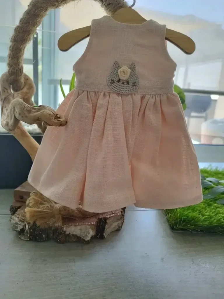 Vestido de lino artesanal en color rosa confeccionado a mano para mu&ntilde;ecas de trapo.
