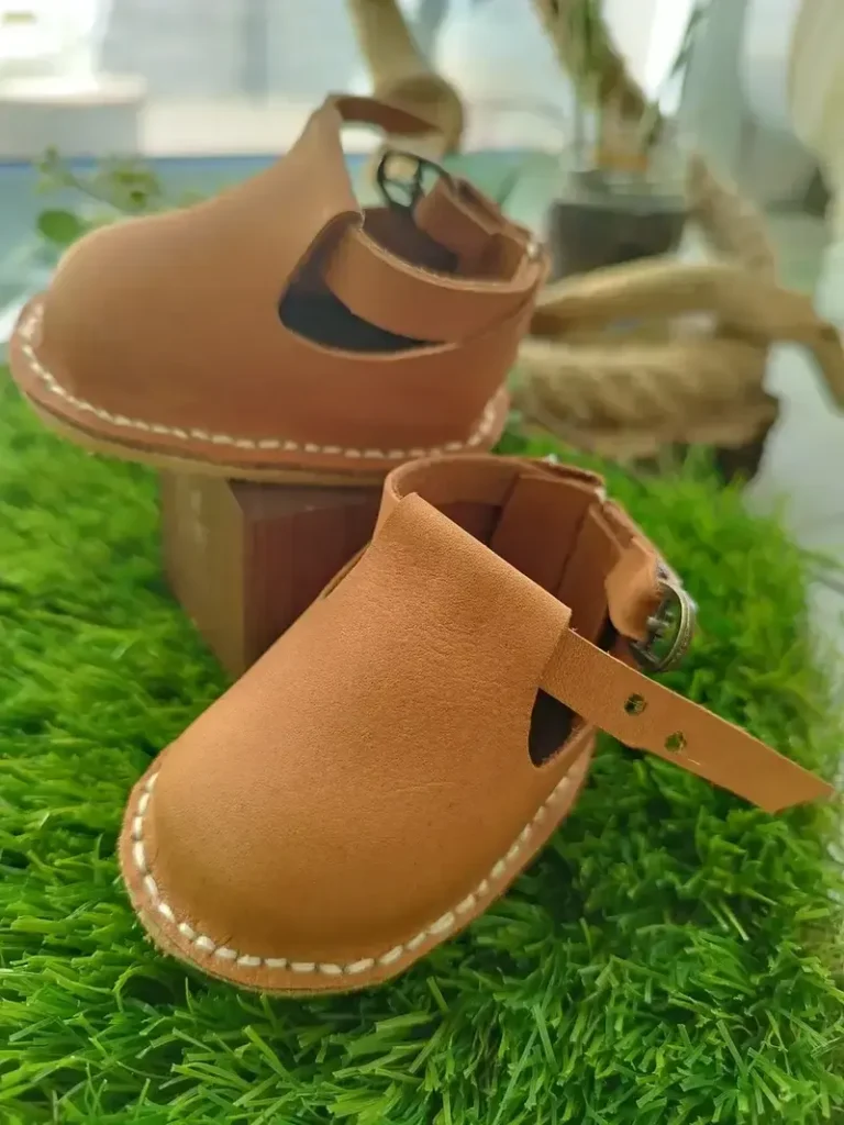 Zapatos de piel aut&eacute;ntica confeccionados a mano para accesorios de mu&ntilde;ecas de trapo.