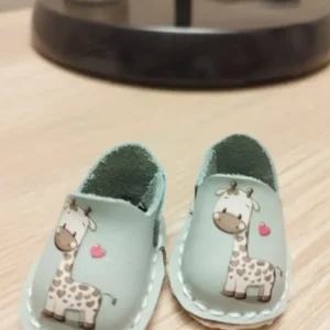 Zapatos de piel turquesa estampado jirafa para mu&ntilde;eca artesanal